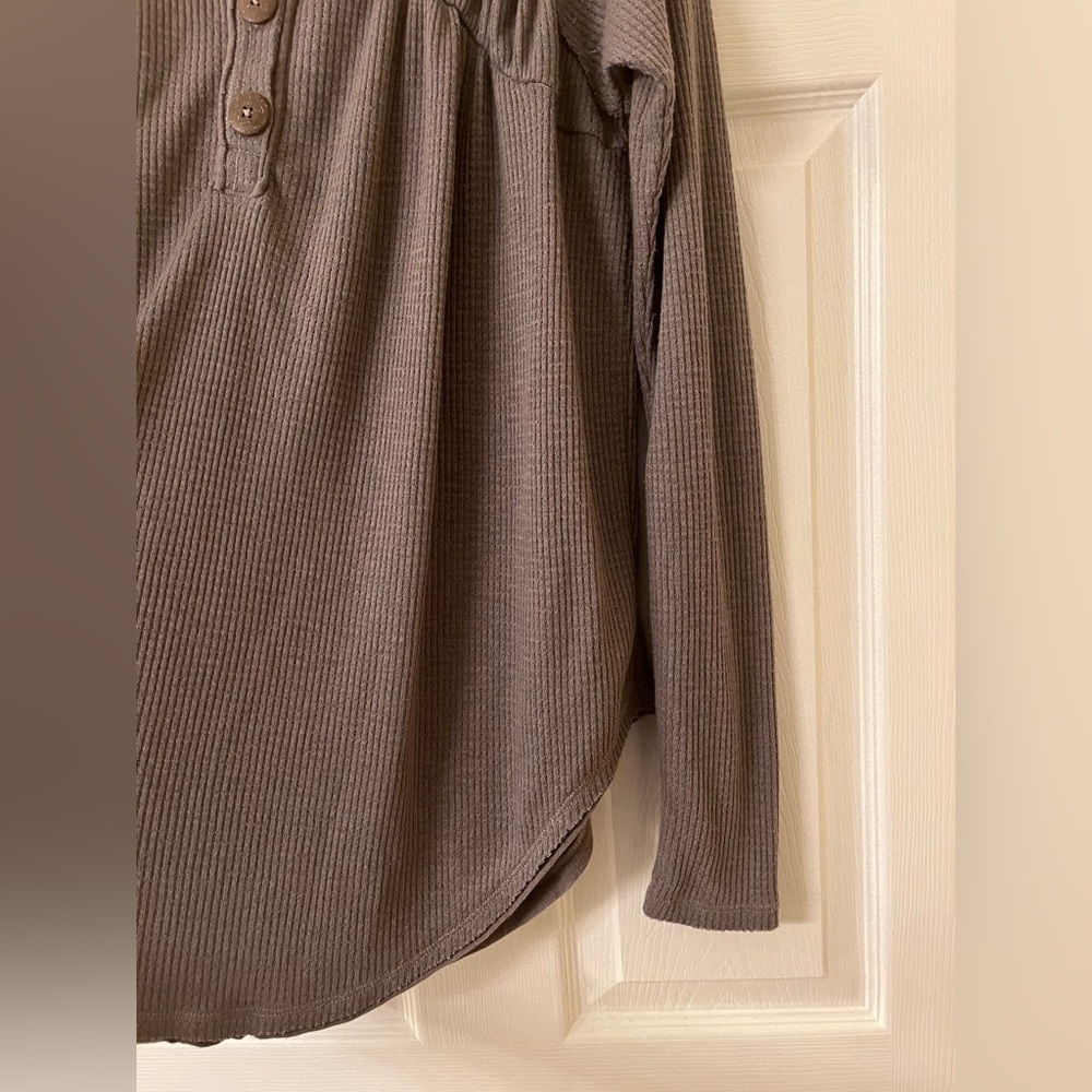 We The Free Gray Waffle Ruched Blouse with Buttoned Details - Picture 7 of 9